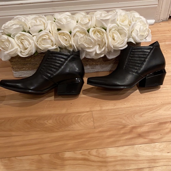 Naya unique vintage heeled ankle boots NWOT - Picture 2 of 5
